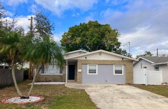 1811 MASSACHUSETTS AVENUE NE ST PETERSBURG, FL 33703