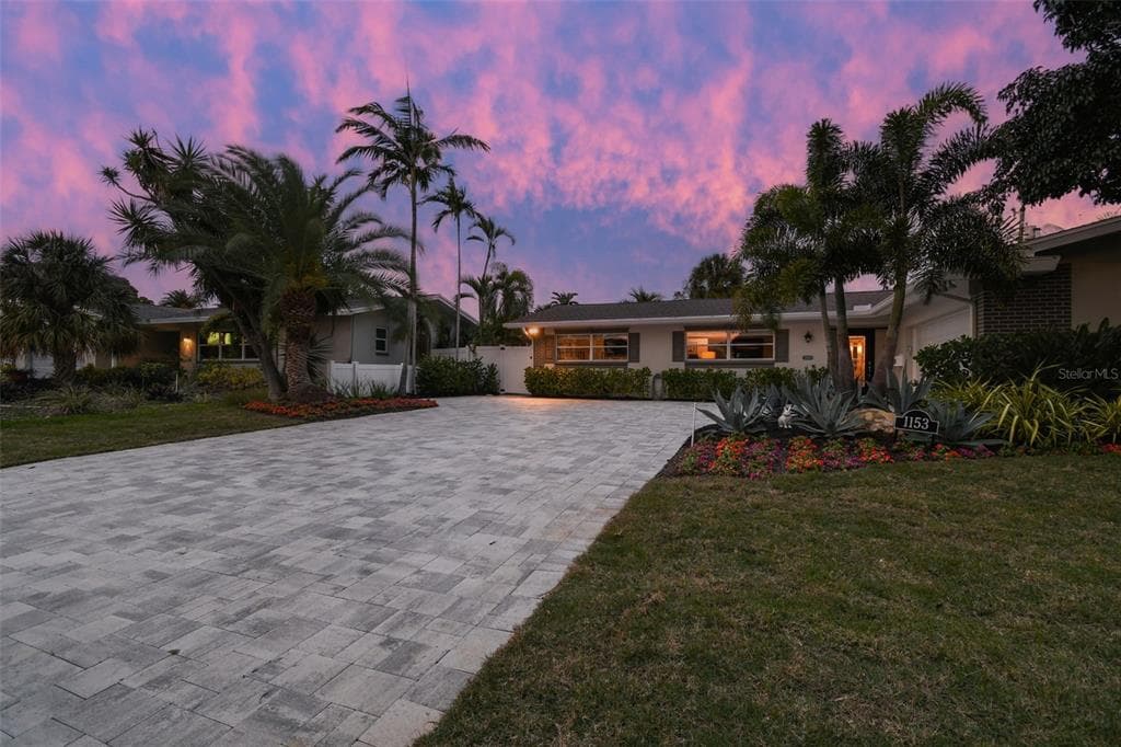 1153 40TH AVENUE NE ST PETERSBURG, FL 33703