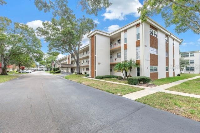 5880 38TH AVENUE N UNIT 207 ST PETERSBURG, FL 33710