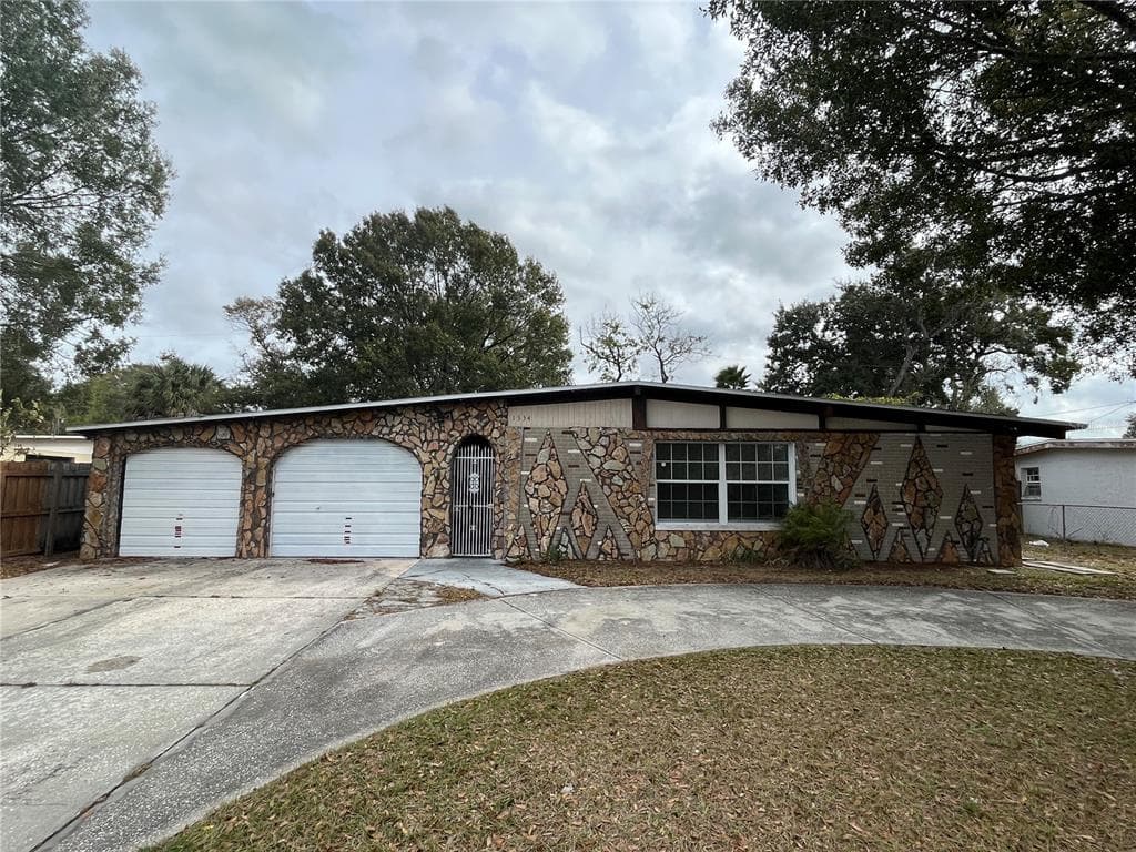 1534 LANCELOT LOOP TAMPA, FL 33619