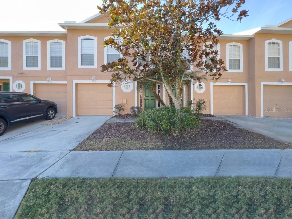 9819 ASHBURN LAKE DRIVE TAMPA, FL 33610