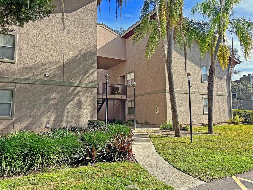 4207 WINDING MOSS TRAIL UNIT 208 TAMPA, FL 33613