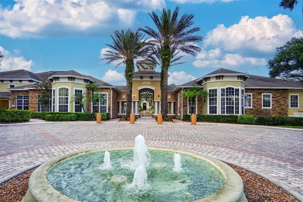 2406 COURTNEY MEADOWS COURT UNIT 303 TAMPA, FL 33619