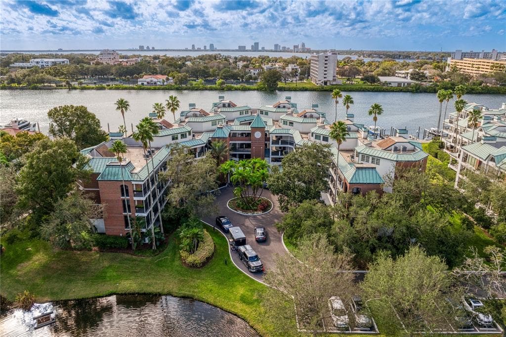 921 SEDDON COVE WAY TAMPA, FL 33602