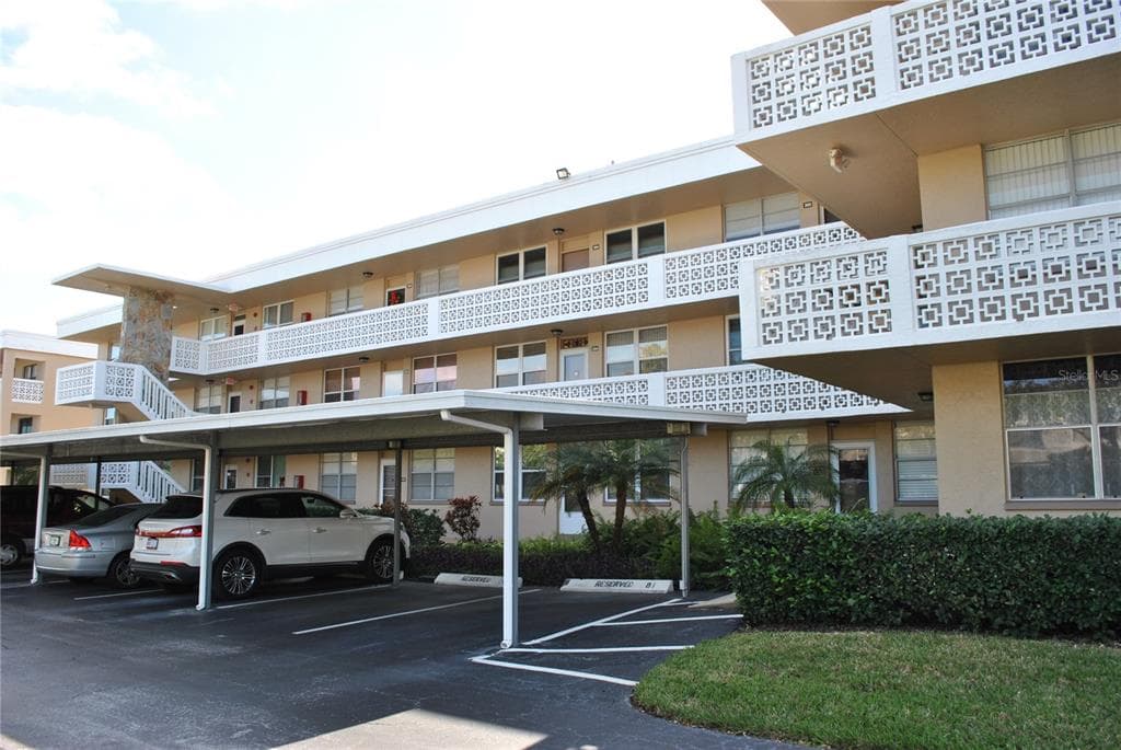 5095 BAY STREET NE UNIT 304 ST PETERSBURG, FL 33703