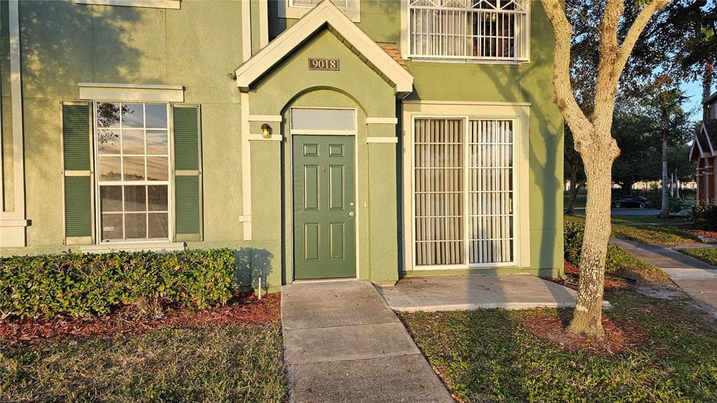 9018 LAKE CHASE ISLAND WAY UNIT 9018 TAMPA, FL 33626