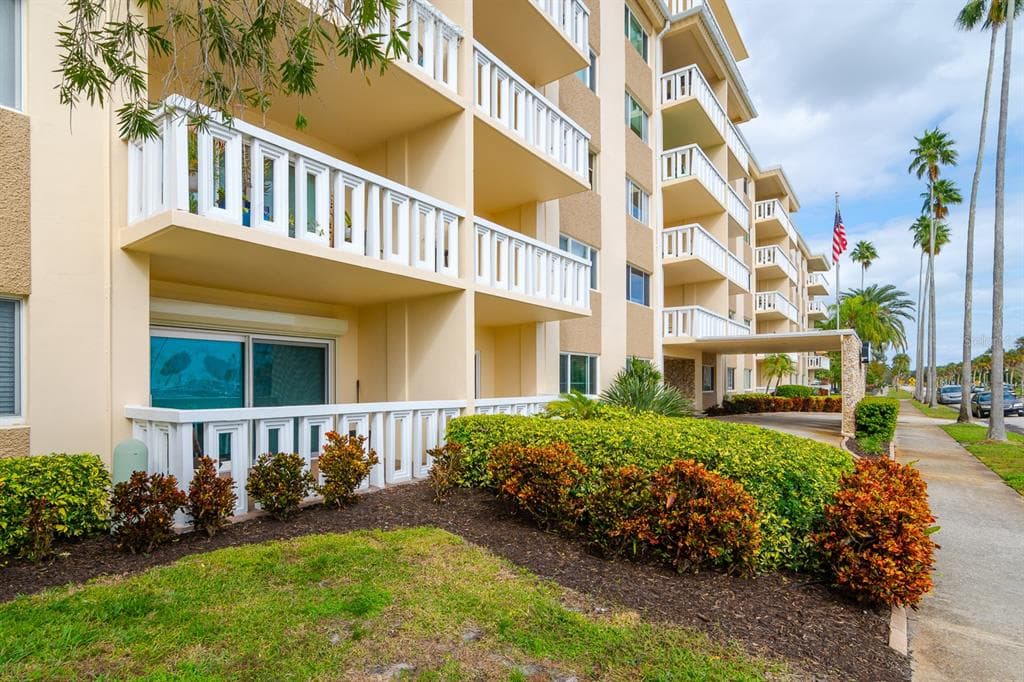 1200 N SHORE DRIVE NE UNIT 104 ST PETERSBURG, FL 33701