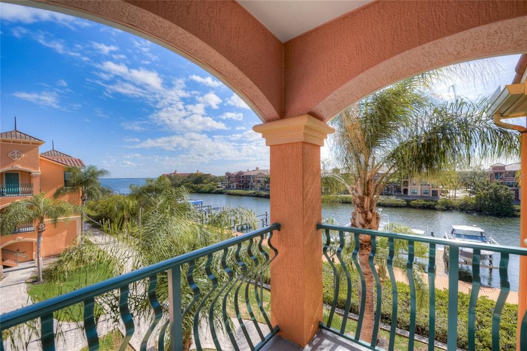 2733 VIA CIPRIANI UNIT 835B CLEARWATER, FL 33764