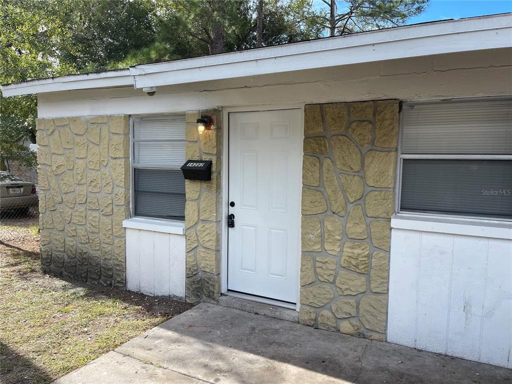 14202 HAZEL COURT TAMPA, FL 33613