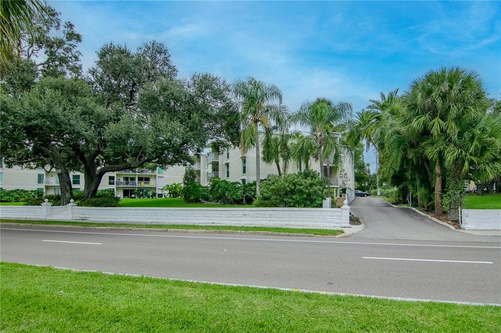 3325 BAYSHORE BOULEVARD UNIT B33 TAMPA, FL 33629