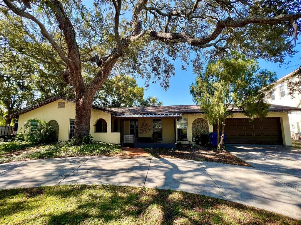 6892 CRISWELL AVENUE N ST PETERSBURG, FL 33709
