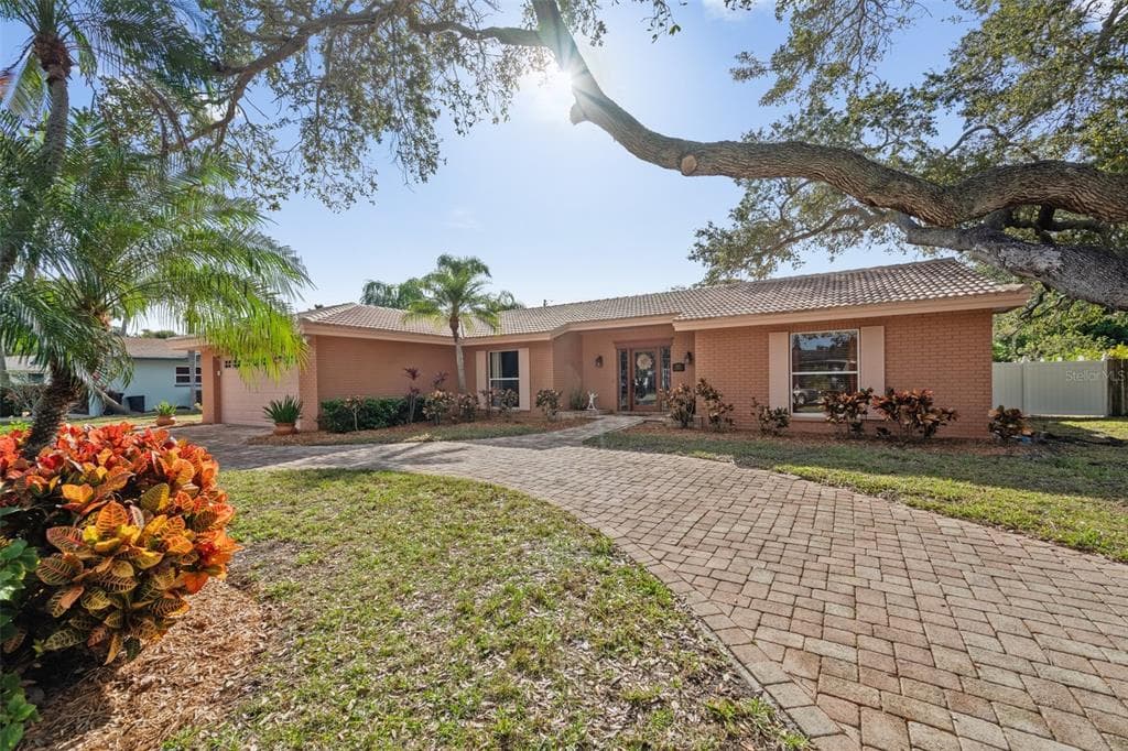 813 ALLAMANDA DRIVE