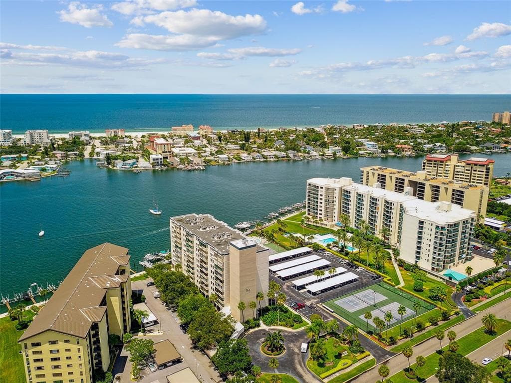 660 ISLAND WAY UNIT 305 CLEARWATER BEACH, FL 33767