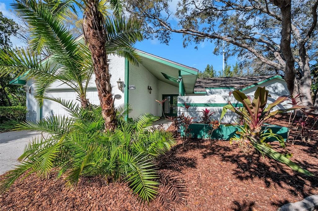 360 FERNSHIRE COURT