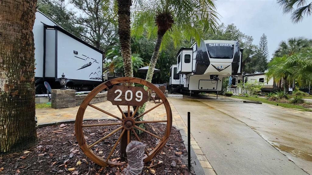 209 HORSESHOE BEND LAKE WALES, FL 33898