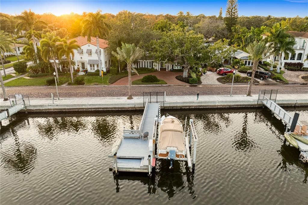 2610 COFFEE POT BOULEVARD NE ST PETERSBURG, FL 33704