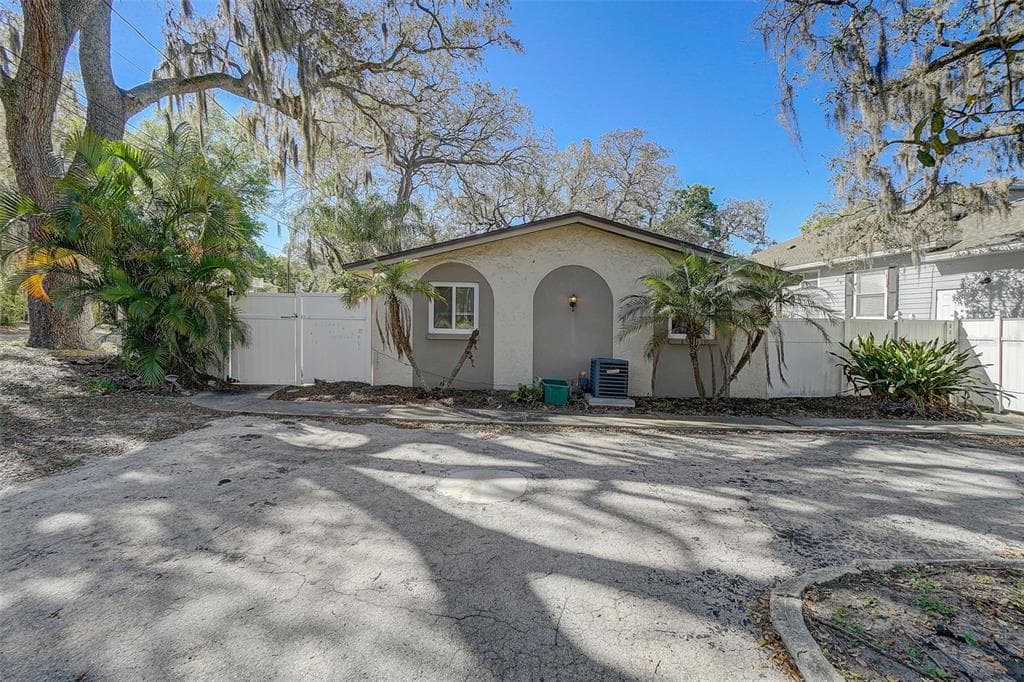 509 MERES BOULEVARD TARPON SPRINGS, FL 34689