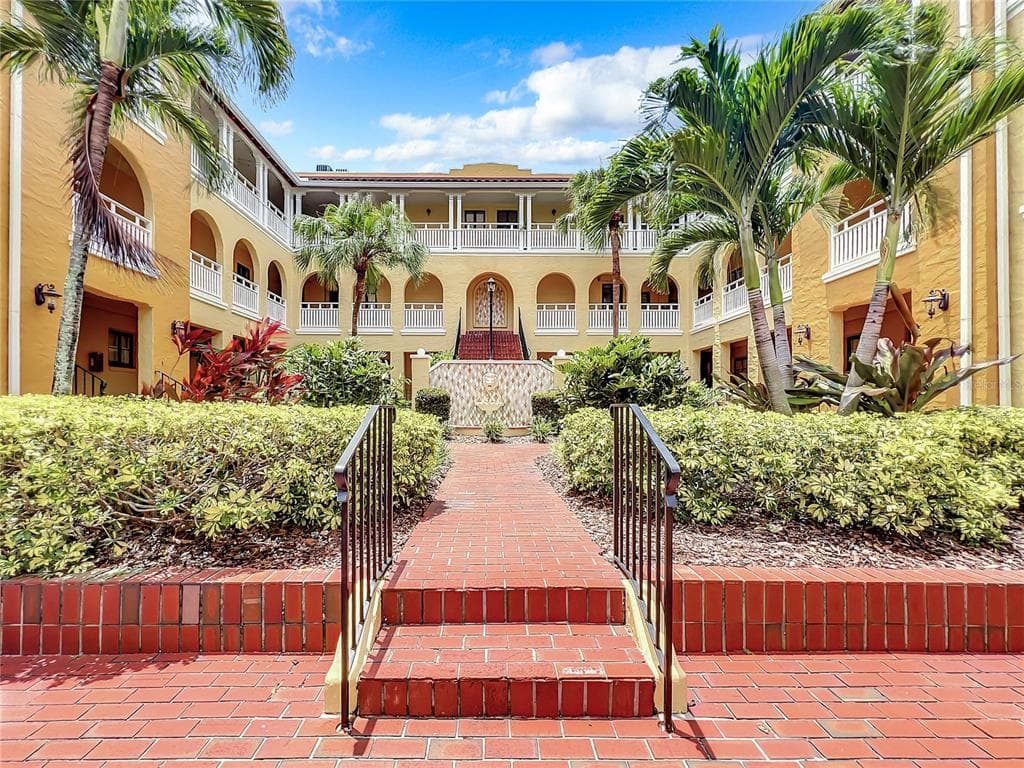210 22ND AVENUE NE UNIT 2 ST PETERSBURG, FL 33704