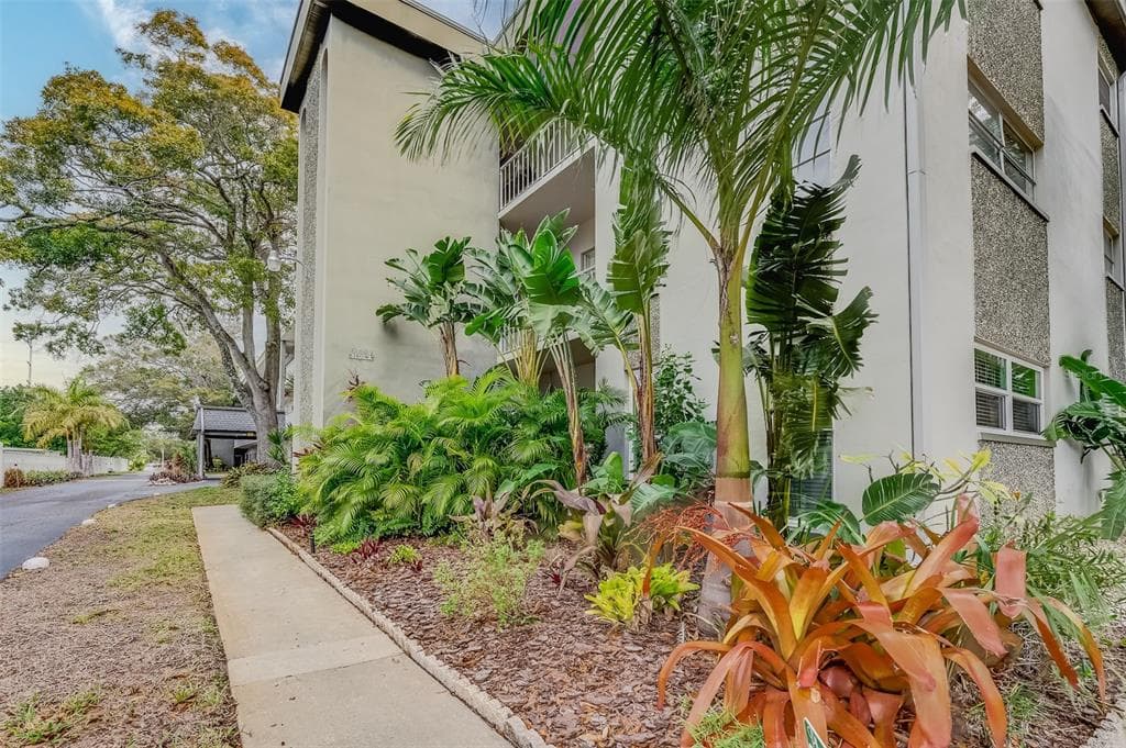 5890 38TH AVENUE N UNIT 202 ST PETERSBURG, FL 33710