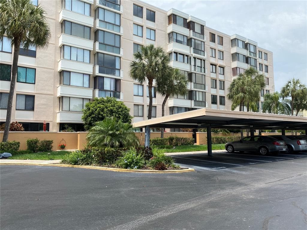 644 ISLAND WAY UNIT 106 CLEARWATER, FL 33767