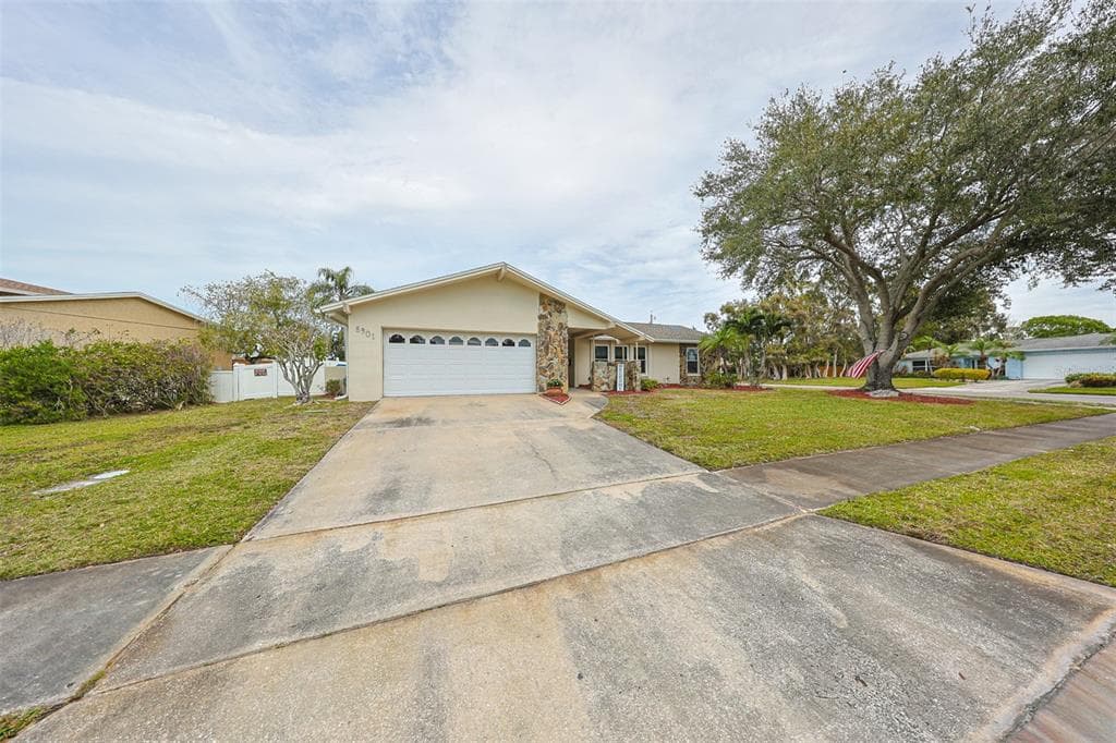 8901 ST ANDREWS DRIVE SEMINOLE, FL 33777