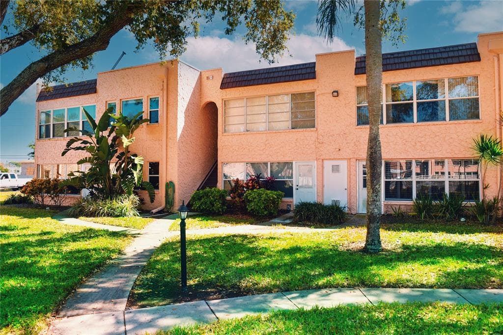 212 ASPEN CIRCLE UNIT 212 SEMINOLE, FL 33777