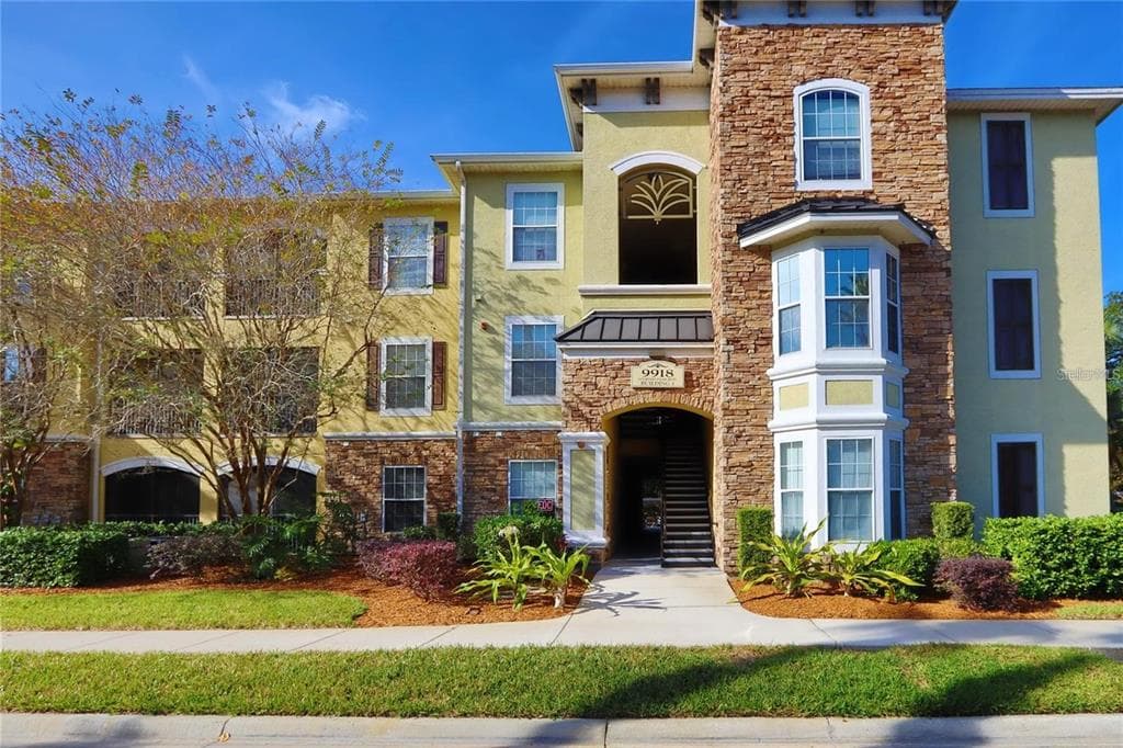 9918 COURTNEY PALMS BOULEVARD UNIT 201 TAMPA, FL 33619