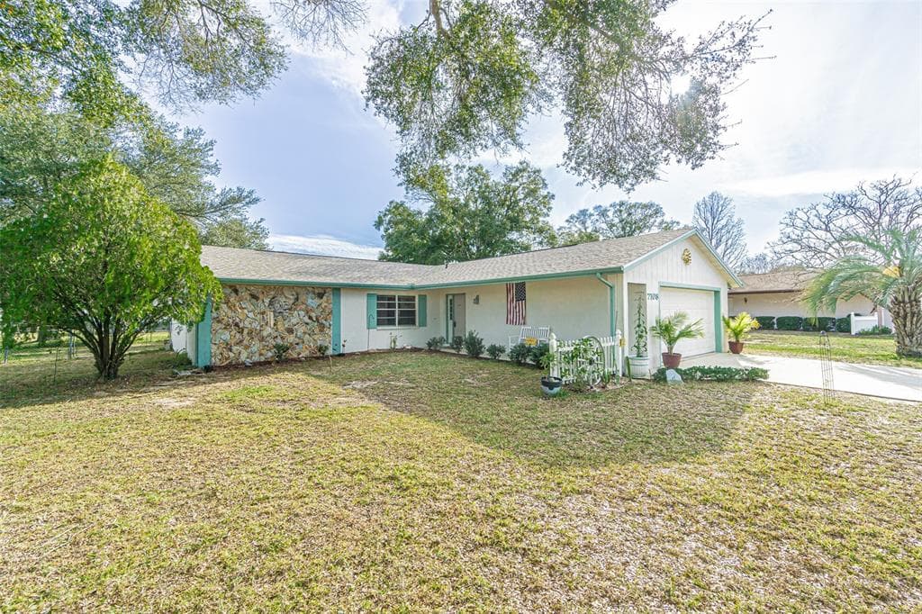 7103 LEXINGTON CIRCLE BROOKSVILLE, FL 34602
