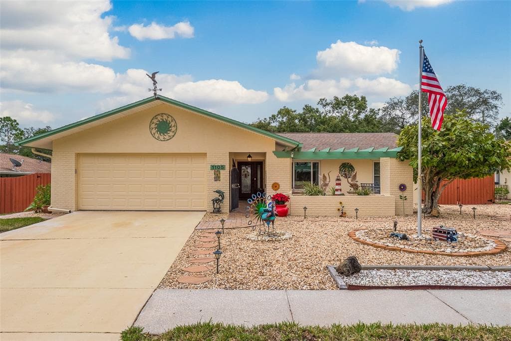 1105 BEAVER DRIVE TARPON SPRINGS, FL 34689