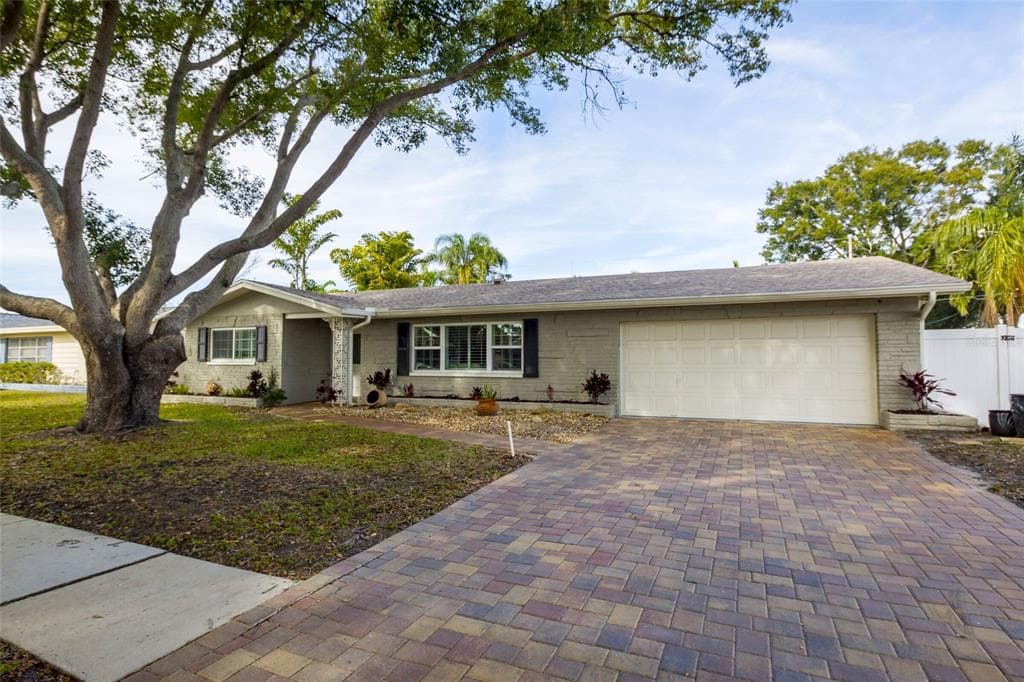 2452 GLENANN DRIVE
