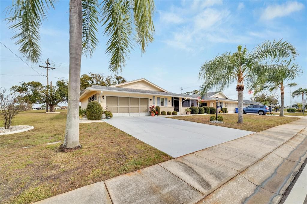 1407 N PEBBLE BEACH BOULEVARD SUN CITY CENTER, FL 33573