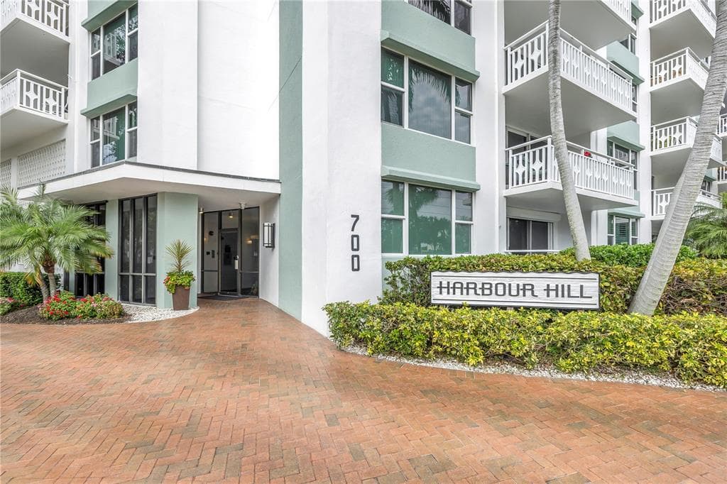 700 BEACH DRIVE NE UNIT 201 ST PETERSBURG, FL 33701