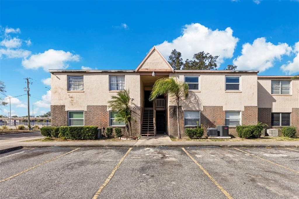 9005 WESTCHESTER CIRCLE UNIT 11 TAMPA, FL 33604