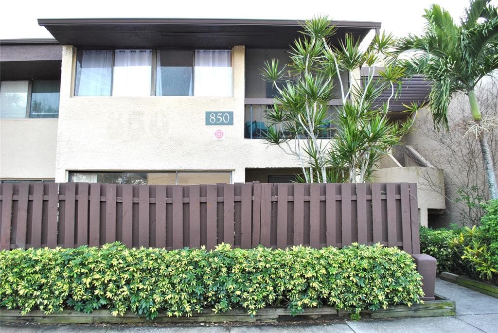 850 VILLAGE LAKE TERRACE N UNIT 105 ST PETERSBURG, FL 33716