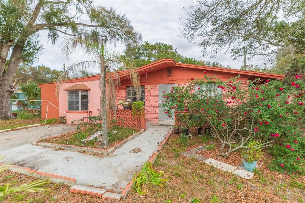 5521 GOLDEN DRIVE TAMPA, FL 33634