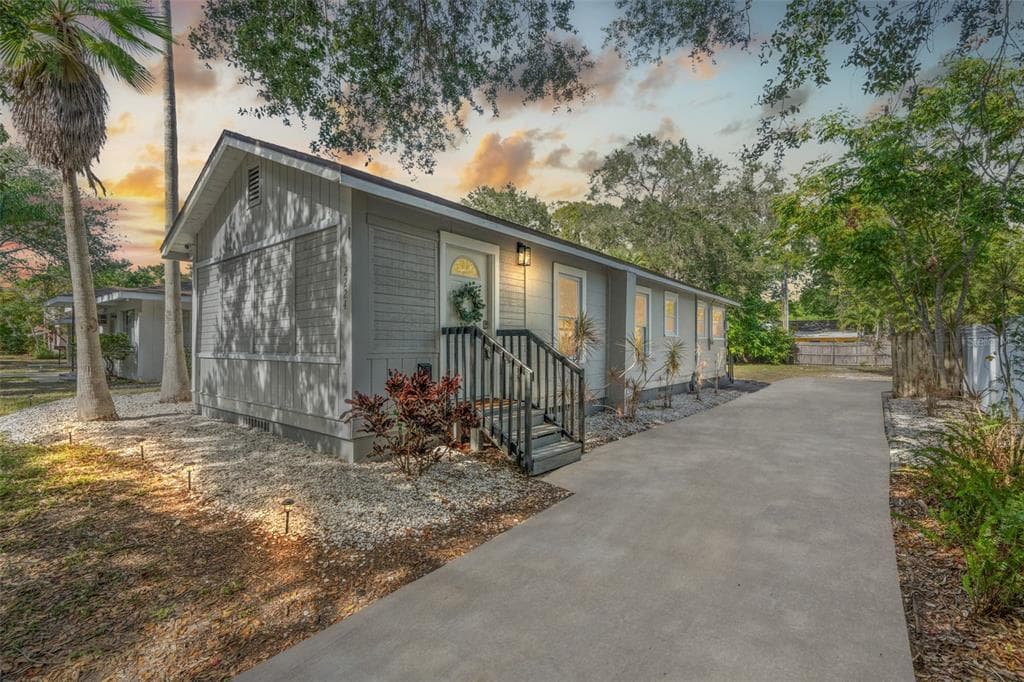 2224 13TH AVENUE W BRADENTON, FL 34205