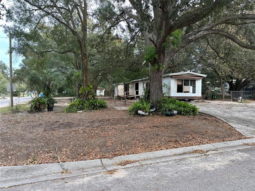 204 W TENNESSEE AVENUE SEFFNER, FL 33584