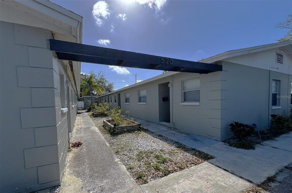 520 89TH AVENUE N UNIT 6 ST PETERSBURG, FL 33702