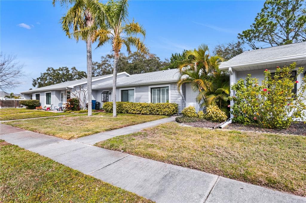 223 SOMERSET CIRCLE N DUNEDIN, FL 34698