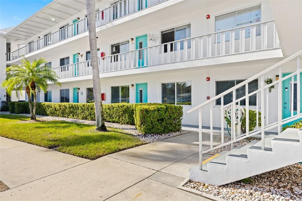 8454 111TH STREET N UNIT 108 SEMINOLE, FL 33772