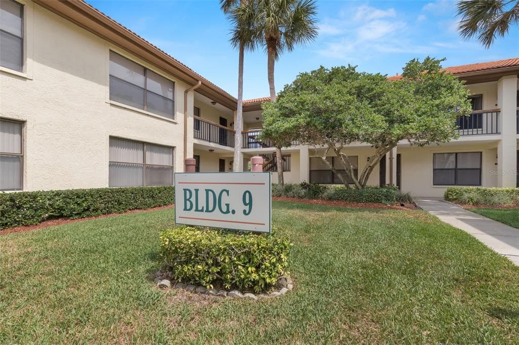 902 HAMMOCK PINE BOULEVARD UNIT 902 CLEARWATER, FL 33761