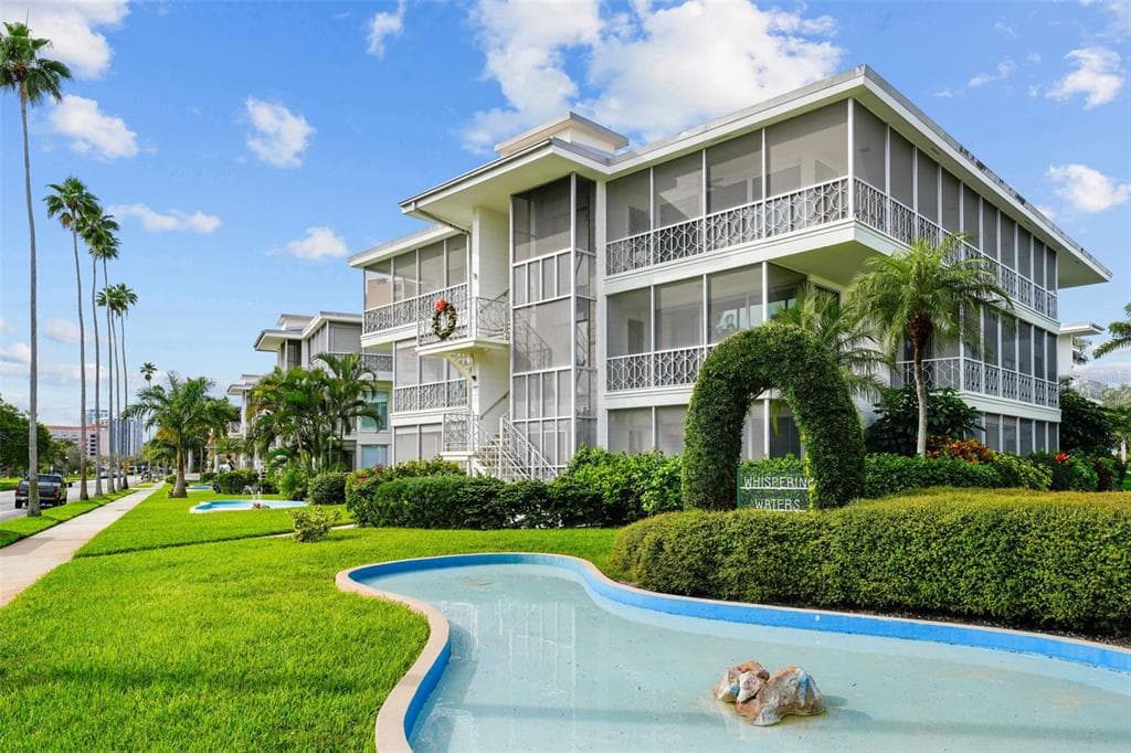 615 10TH AVENUE NE UNIT 4 ST PETERSBURG, FL 33701