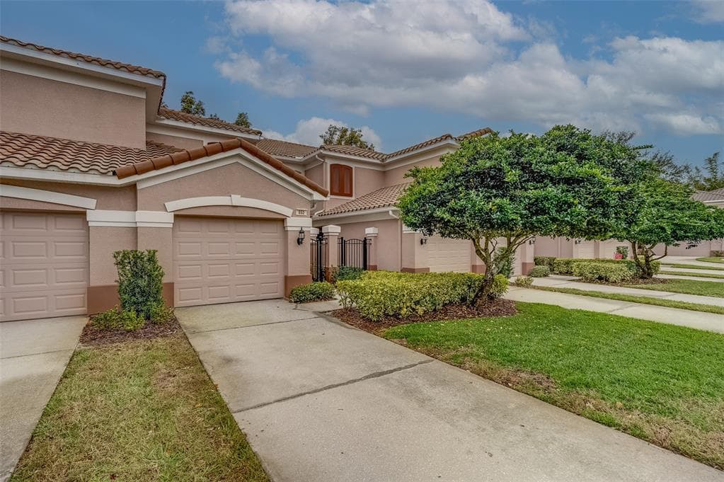 852 LANTERN WAY