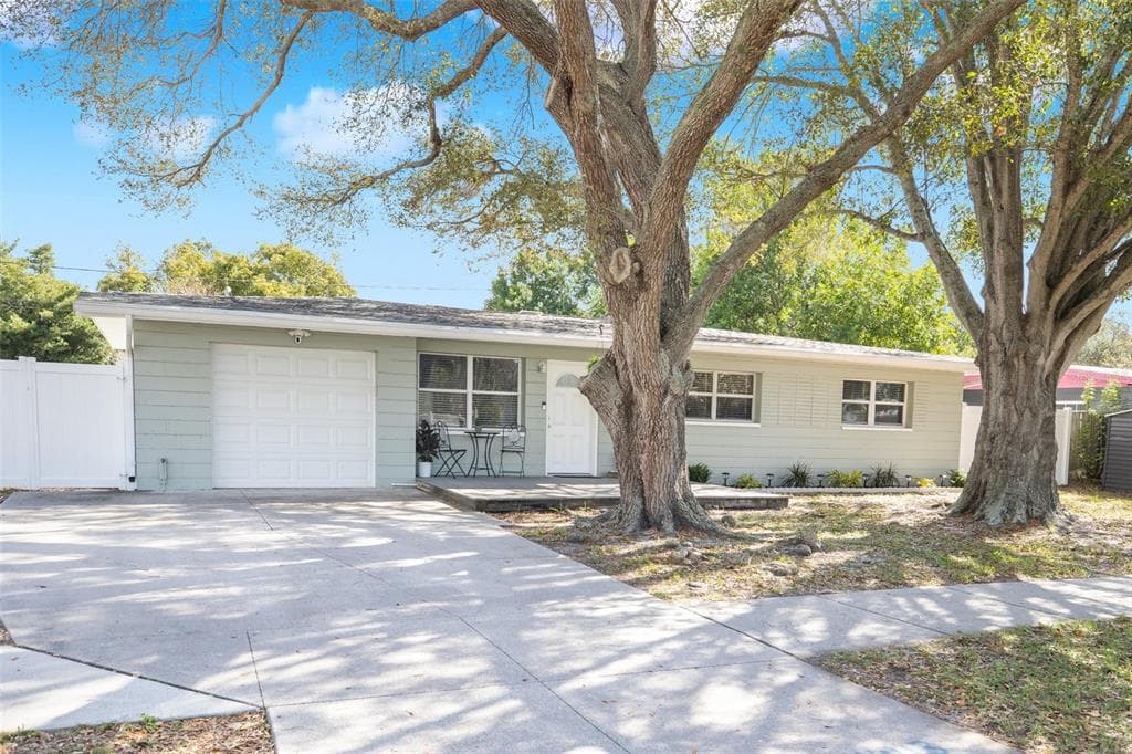 8095 NIGHTINGALE LANE SEMINOLE, FL 33777