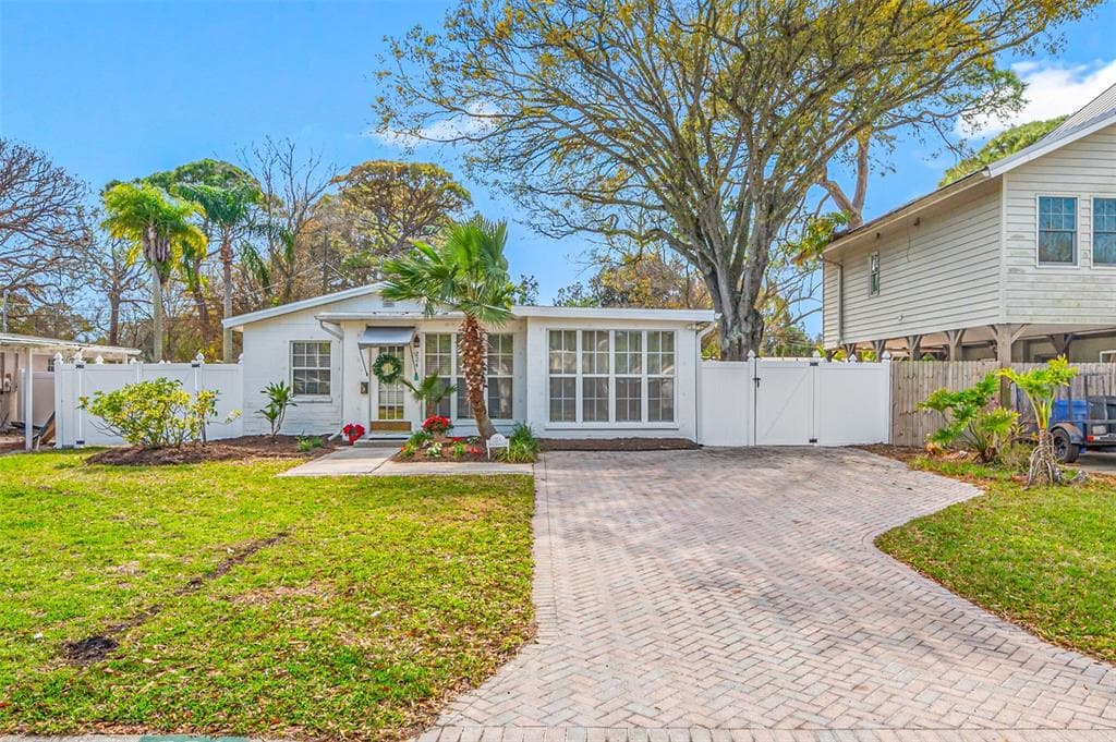 224 84TH AVENUE NE ST PETERSBURG, FL 33702