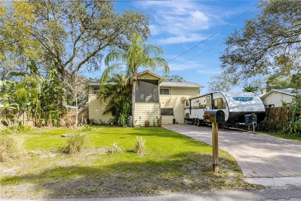 10713 N OKLAWAHA AVENUE TAMPA, FL 33617