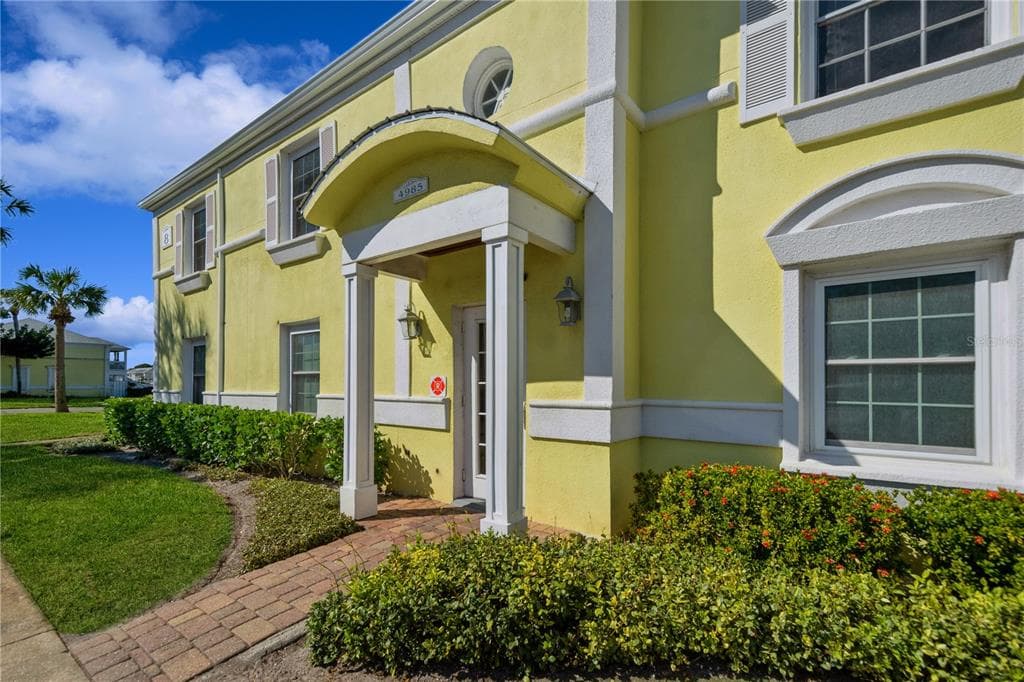 4985 COQUINA KEY DRIVE SE UNIT D ST PETERSBURG, FL 33705