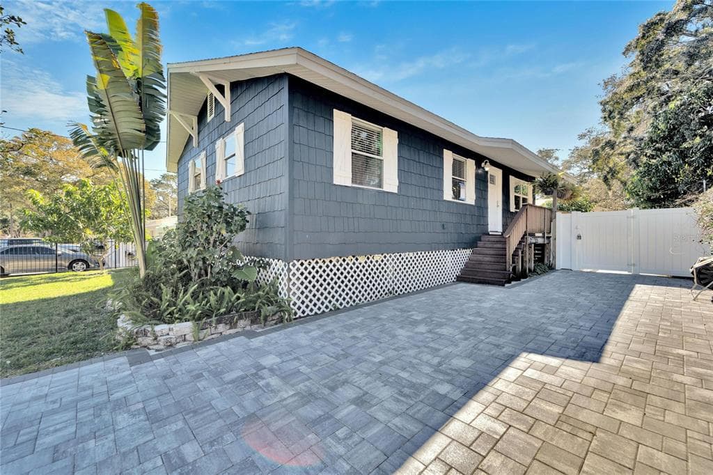 2112 W PARIS STREET TAMPA, FL 33604