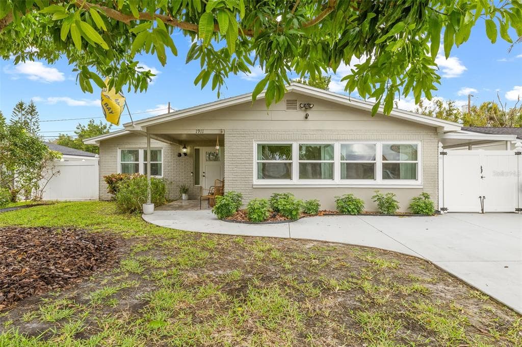 1911 MONTANA AVENUE NE ST PETERSBURG, FL 33703