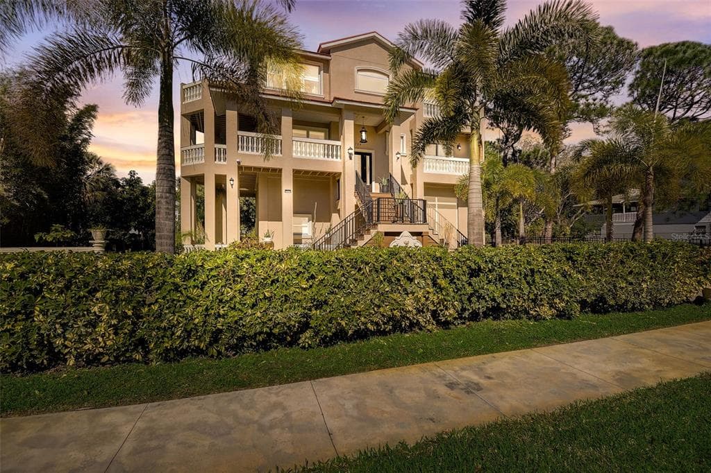 1724 GRAND CENTRAL DRIVE TARPON SPRINGS, FL 34689